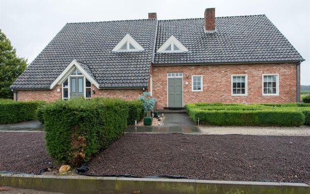 Prachtig pand in midden van vuilnisbelt